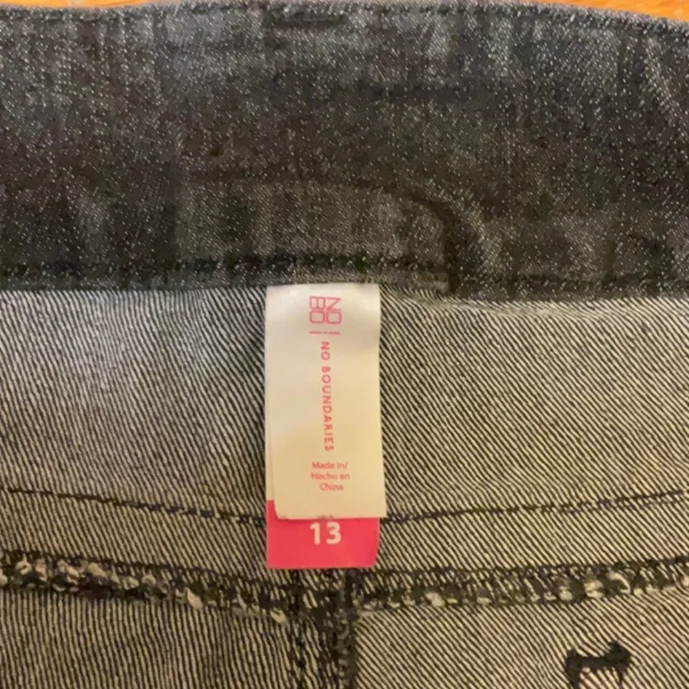 No Boundaries Black Frayed Edge Jean Shorts Size 13 - Picture 3 of 3